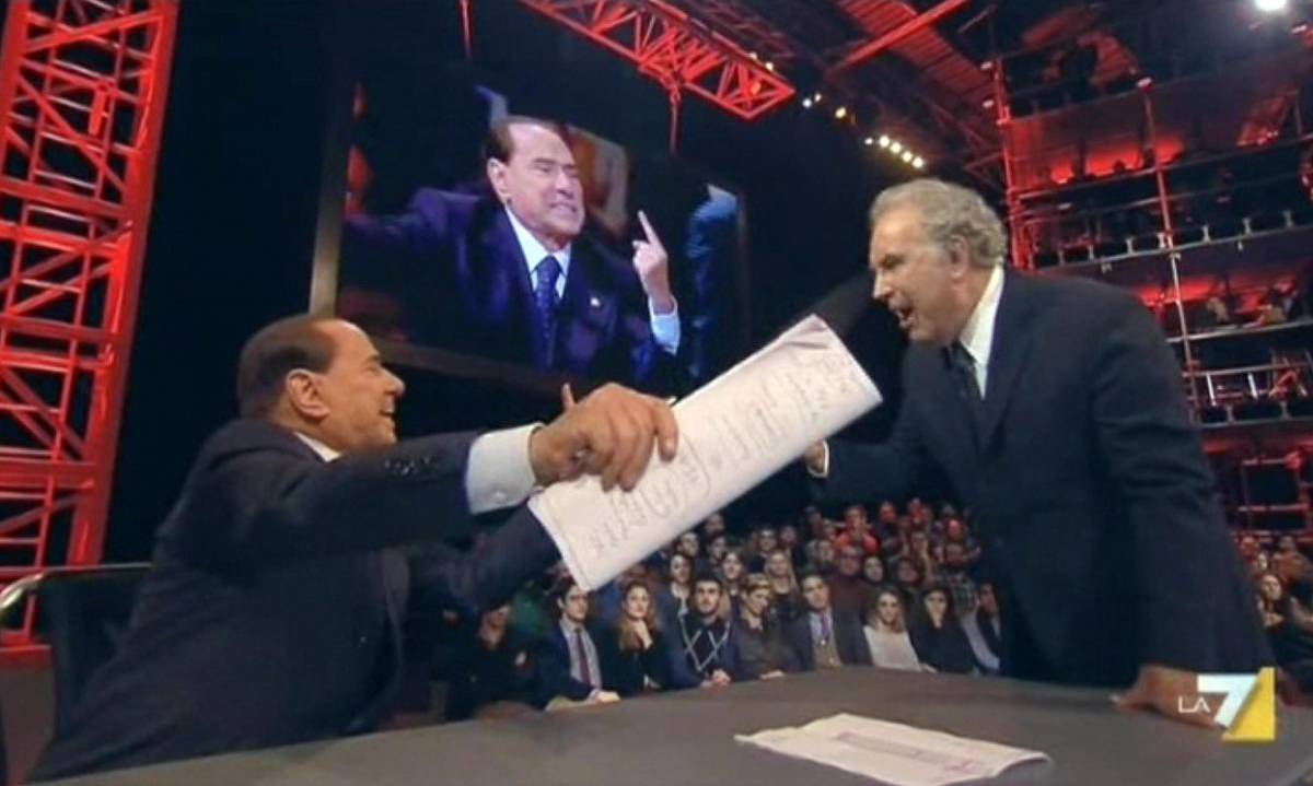 Silvio Berlusconi mentre discute con Michele Santoro