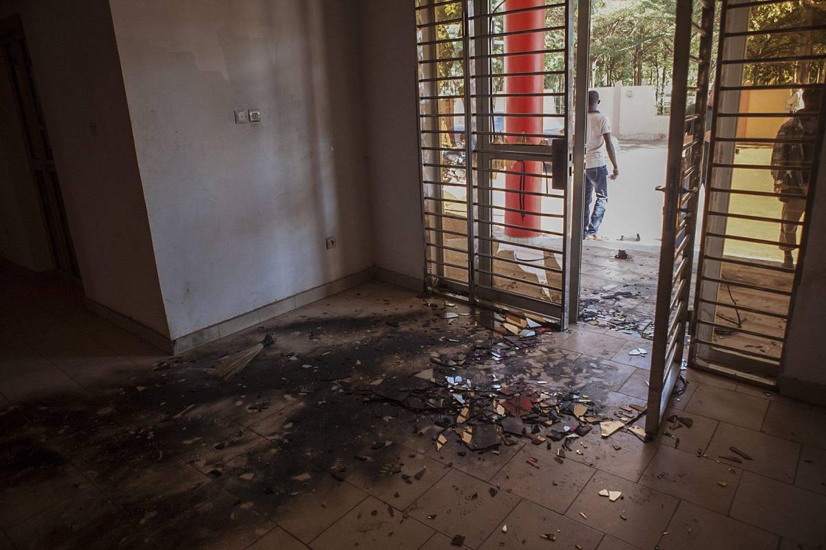 Bamako, sede del partito del Presidente ad interim Dioncounda Traore distrutta