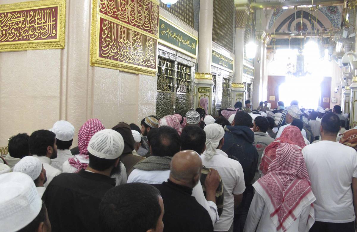 Musulmani davanti alla tomba di Maometto alla Medina