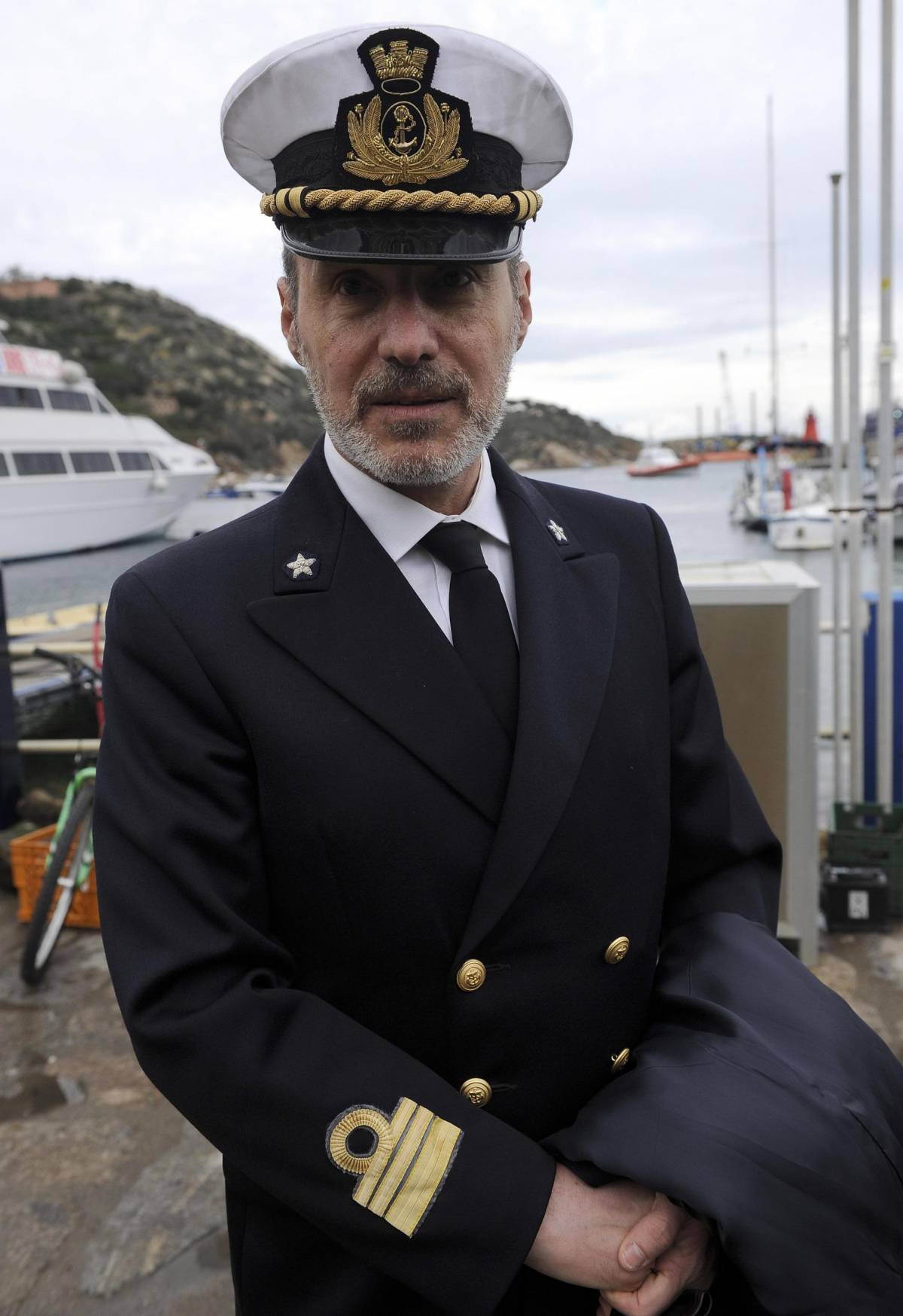 Il capitano Gregorio De Falco al porto dell'Isola del Giglio