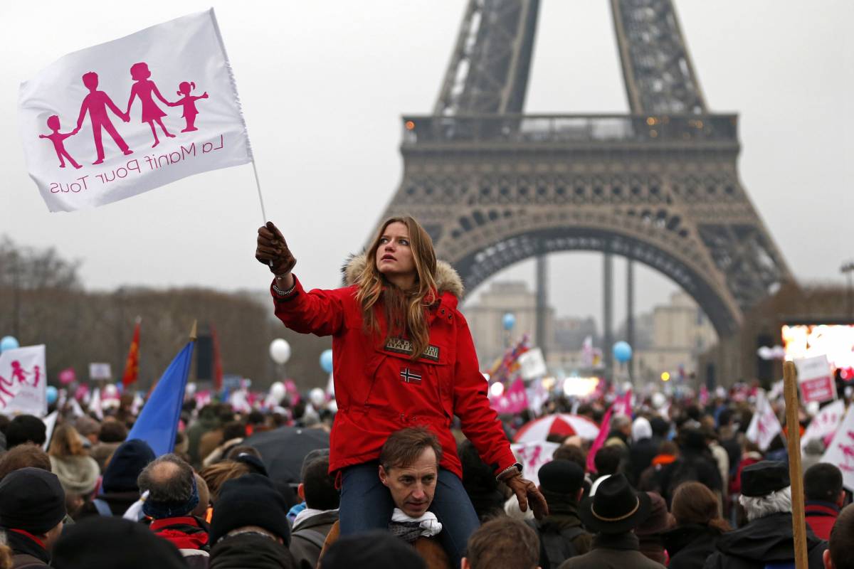 Parigi stronca le nozze gay e umilia ancora Hollande