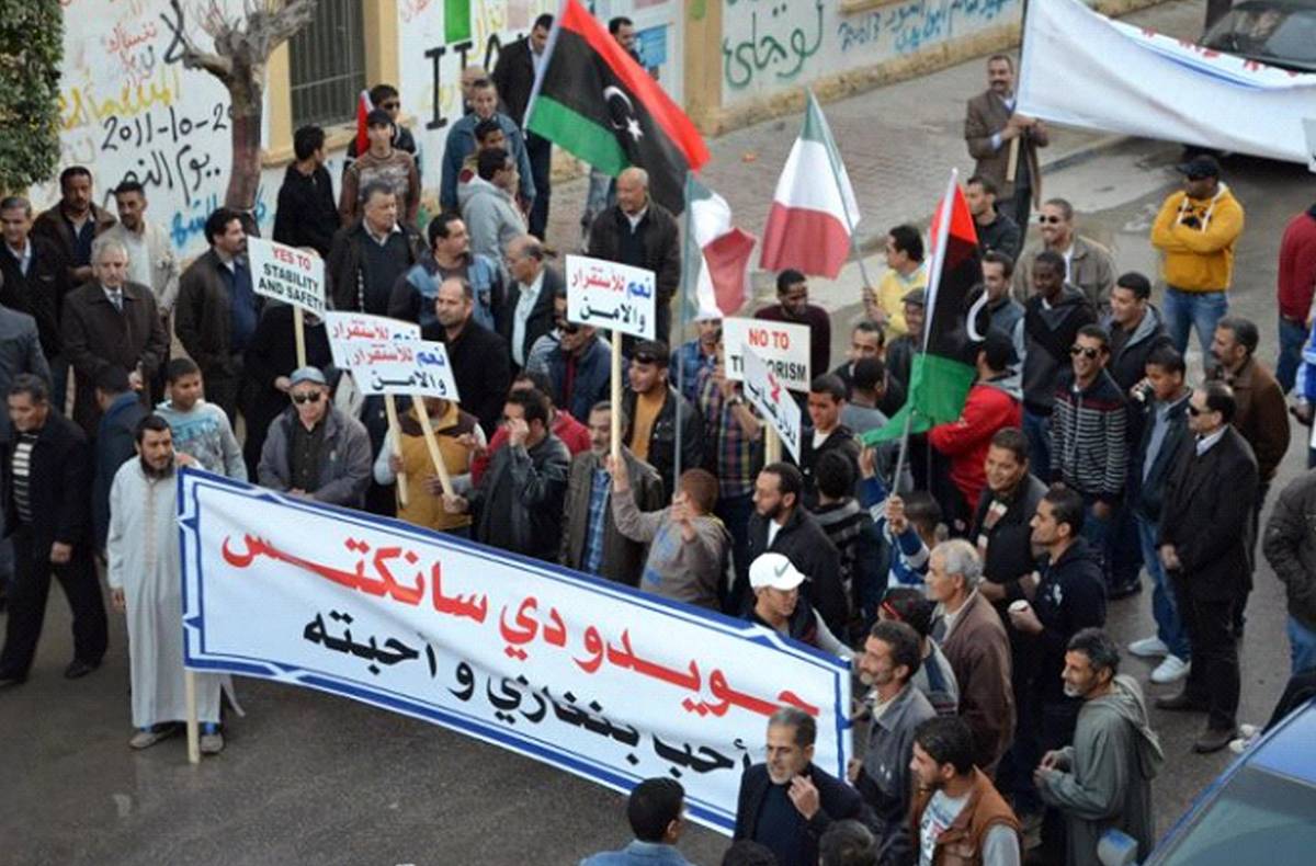 Protesta davanti al consolato italiano di Bengasi
