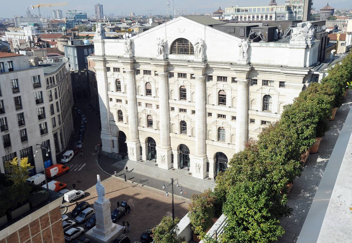 Una vista dal'alto del palazzo della Borsa in piazza Affari