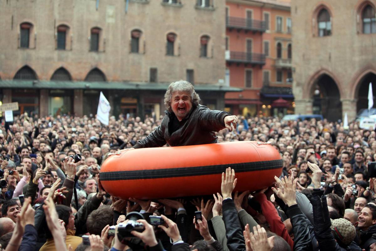 Beppe Grillo gabba Bersani Per la chiusura della campagna sua la "rossa" piazza S. Giovanni
