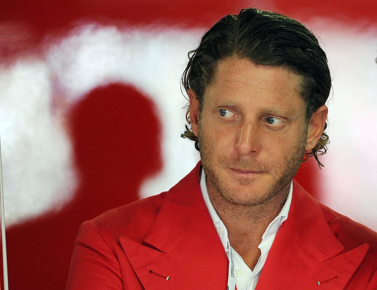 Lapo Elkann con una giacca rossa in onore della Ferrari ai box del "Cavallino"