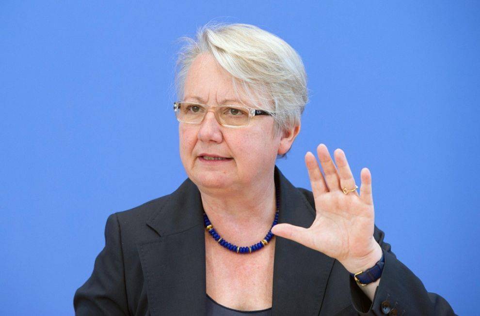 Germania, ministro tedesco "ha copiato la tesi" 