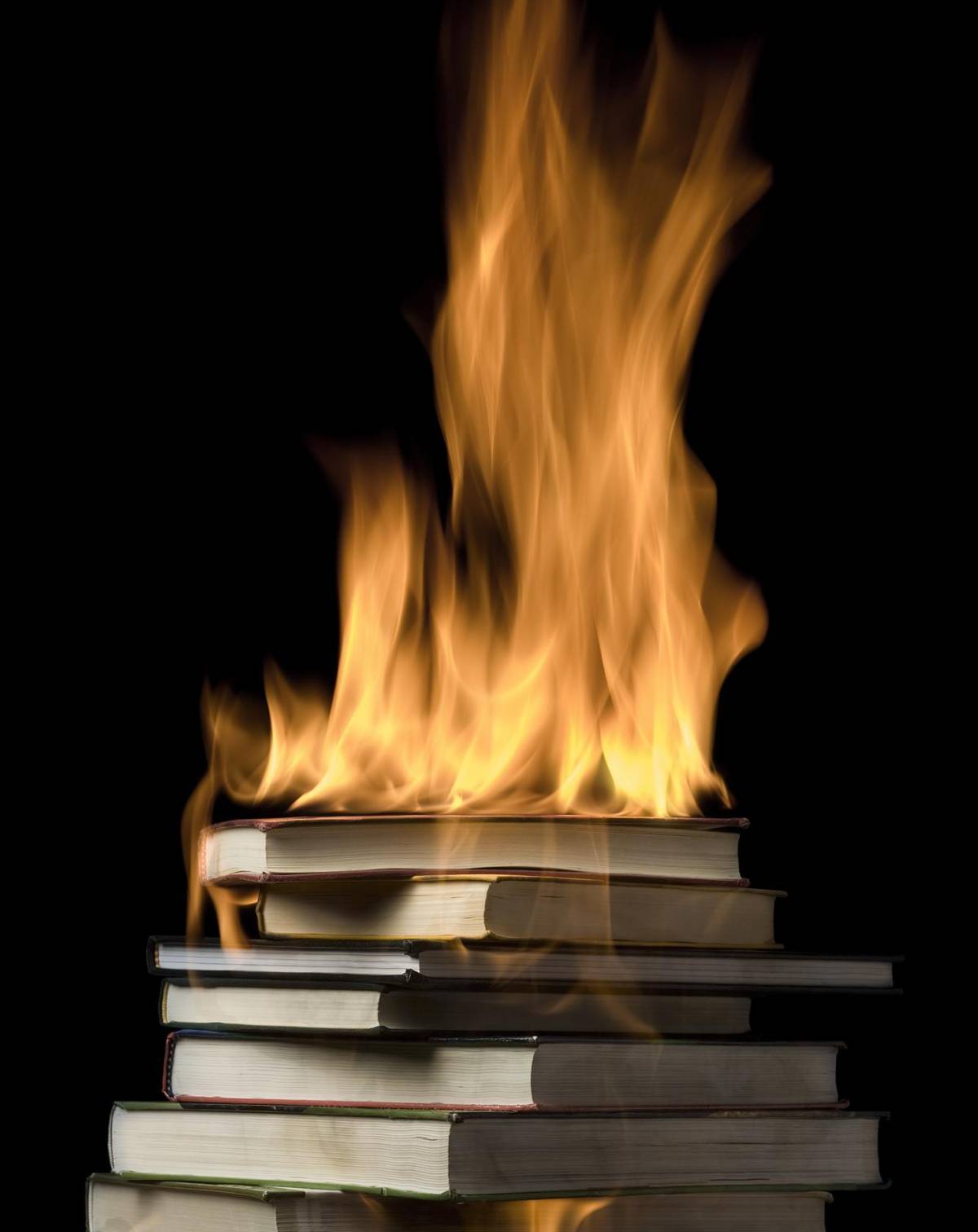 Bruciare libri scomodi Un vizio del potere antico quanto Roma