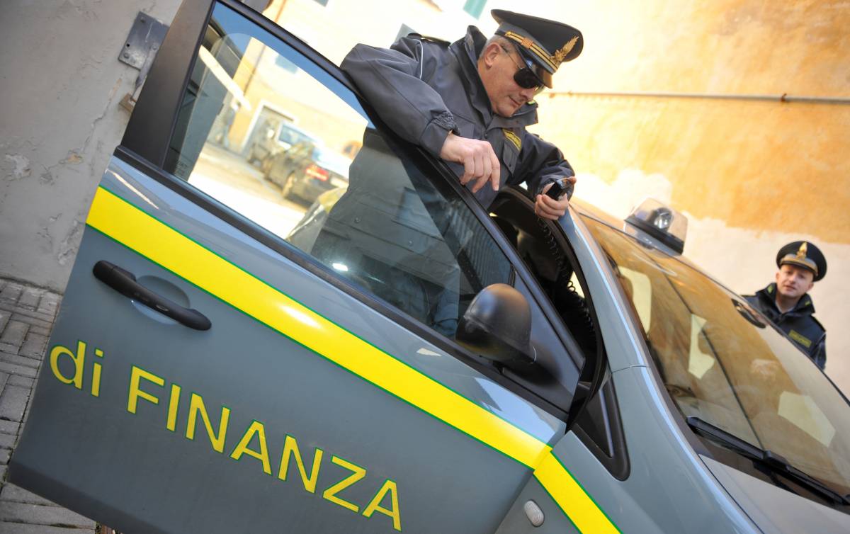Certificati residenza comprati dai cinesi: 11 arrestati a Prato