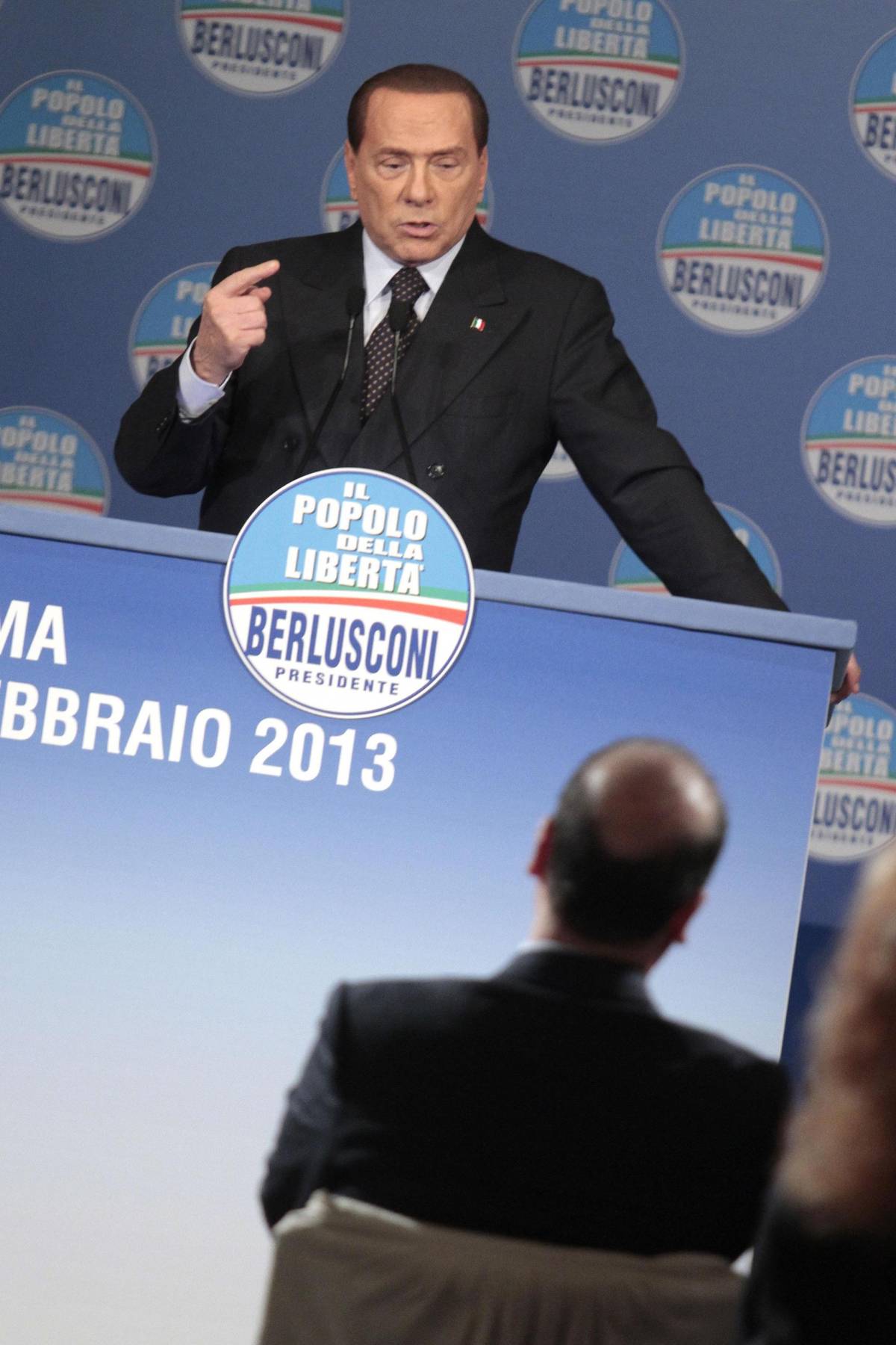 Silvio Berlusconi durante la manifestazione per presentare i candidati per il Lazio