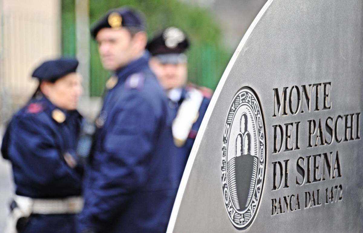 Carabinieri davanti alla sede della Banca Monte dei Paschi di Siena