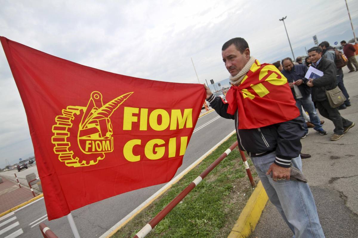 Una bandiera Fiom-Cgil davanti allo stabilimento Fiat di Pomigliano D'Arco