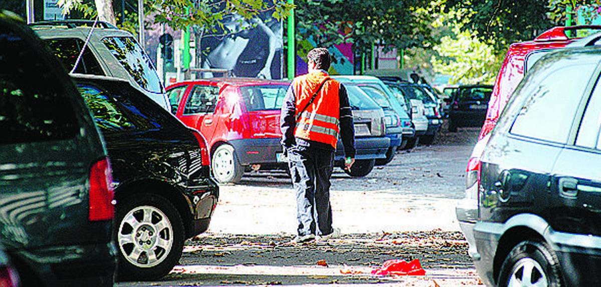 Danni alle auto parcheggiate «Sono i posteggiatori abusivi»