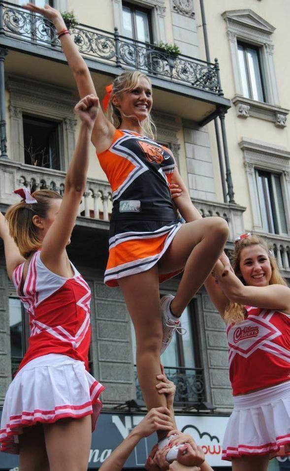 Le cheerleader milanesi: da Miss Italia al football