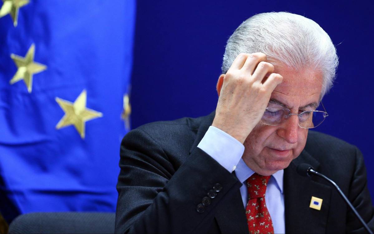 Mario Monti durante una conferenza stampa a Bruxelles