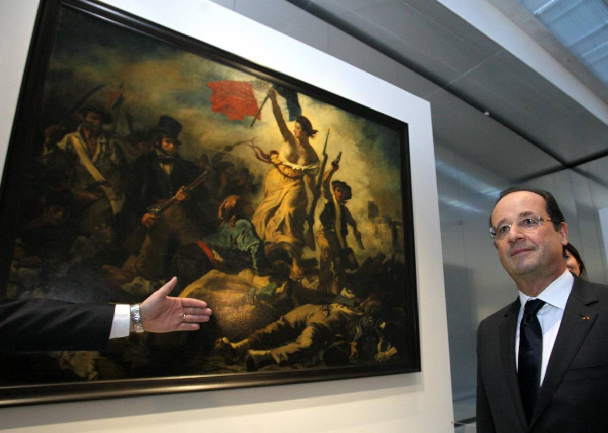 Il presidente francese Hollande in visita al Museo del Louvre davanti  a «La libertà che guida il popolo», opera di Delacroix considerata il simbolo del Paese