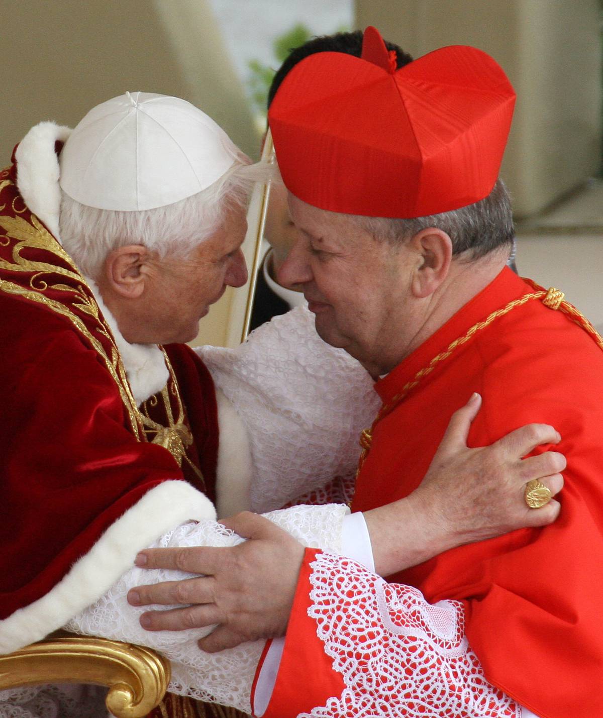 Il neo cardinale Stanislaw Dziwisz arcivescovo di Cracovia dopo l'imposizione della berretta rossa cardinalizia