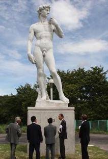 In Giappone vogliono mettere le mutande al David di Michelangelo Una copia è esposta in un parco
