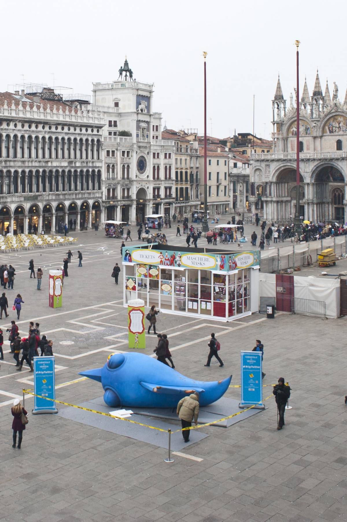 «Indagini» in piazza San Marco Hanno sparato all'uccellino di Twitter L'arte di scherzare