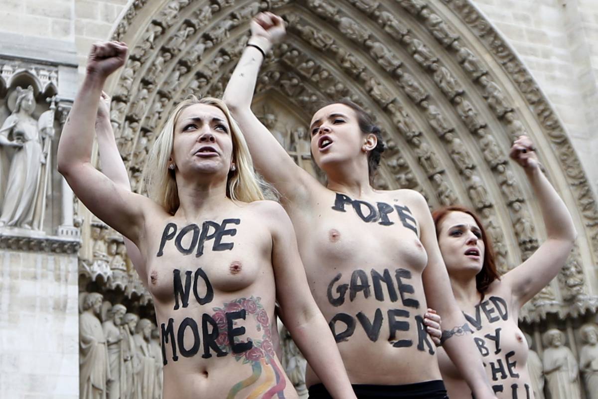 Blitz delle Femen a Notre Dame: querelate dalla Chiesa