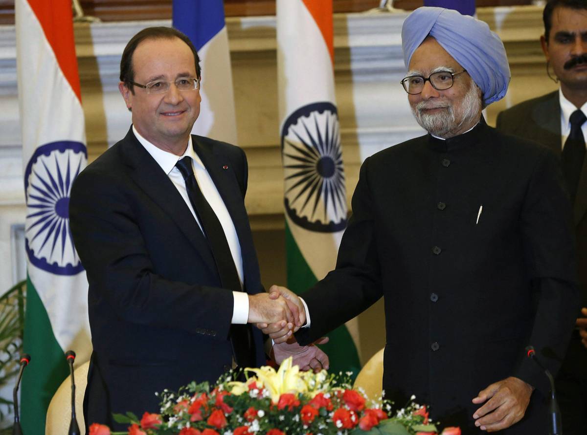 Il presidente francese Francois Hollande con il primo ministro indiano Manmohan Singh