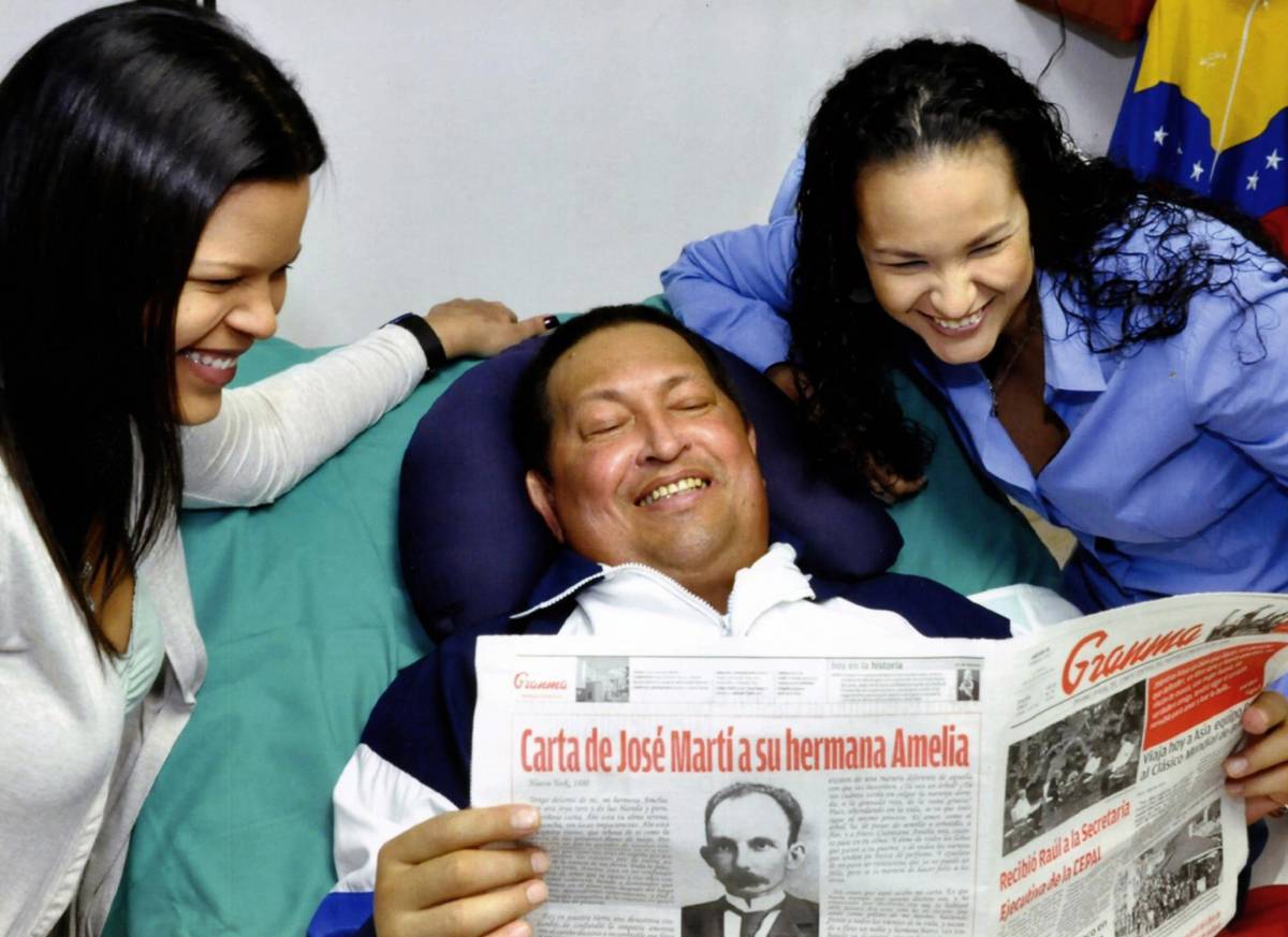 Chavez si mostra al pubblico con una foto dall'ospedale