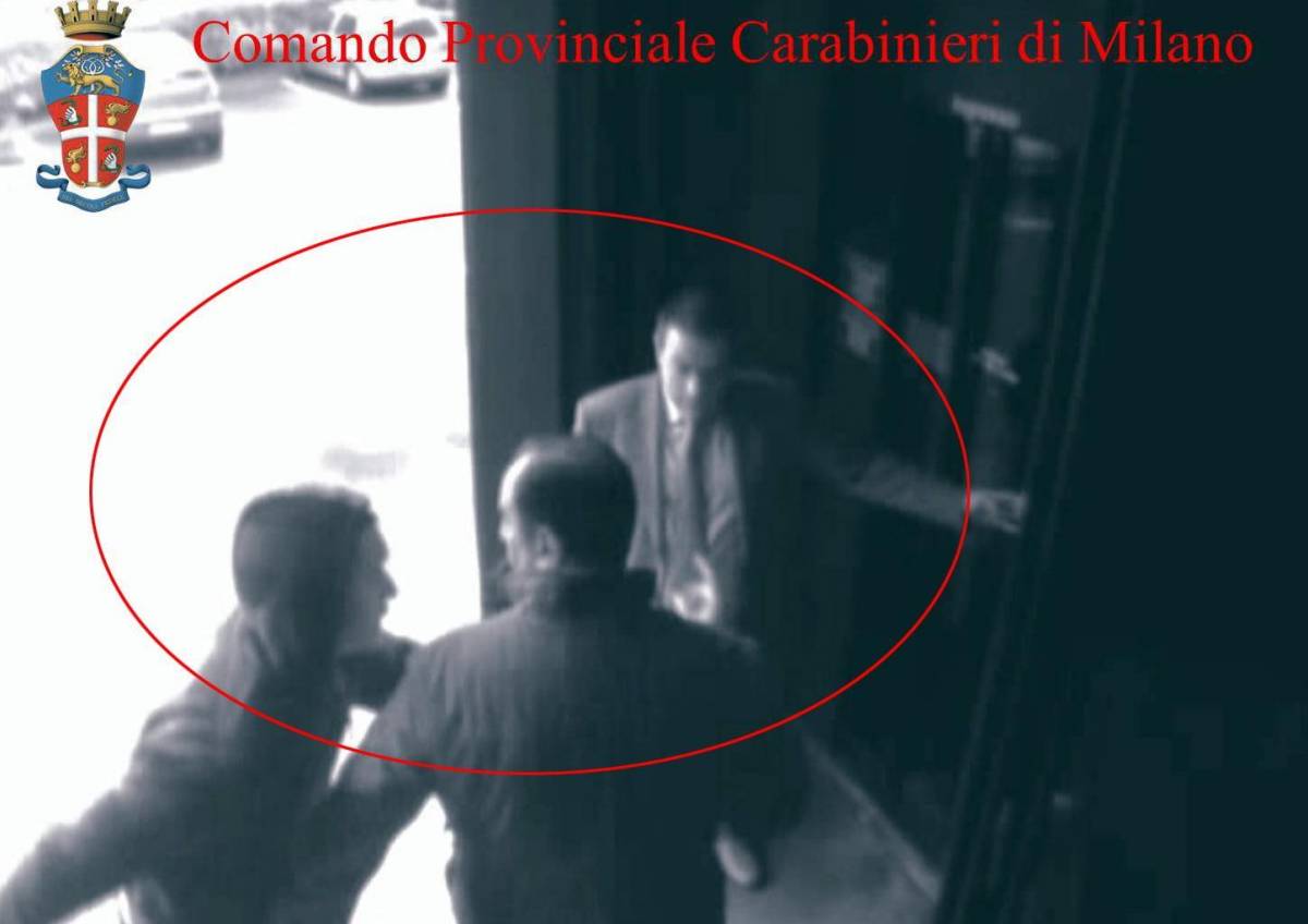 Il titolare del supermercato derubato dai suoi ex vigilantes Aggredito mentre versa l'incasso in banca