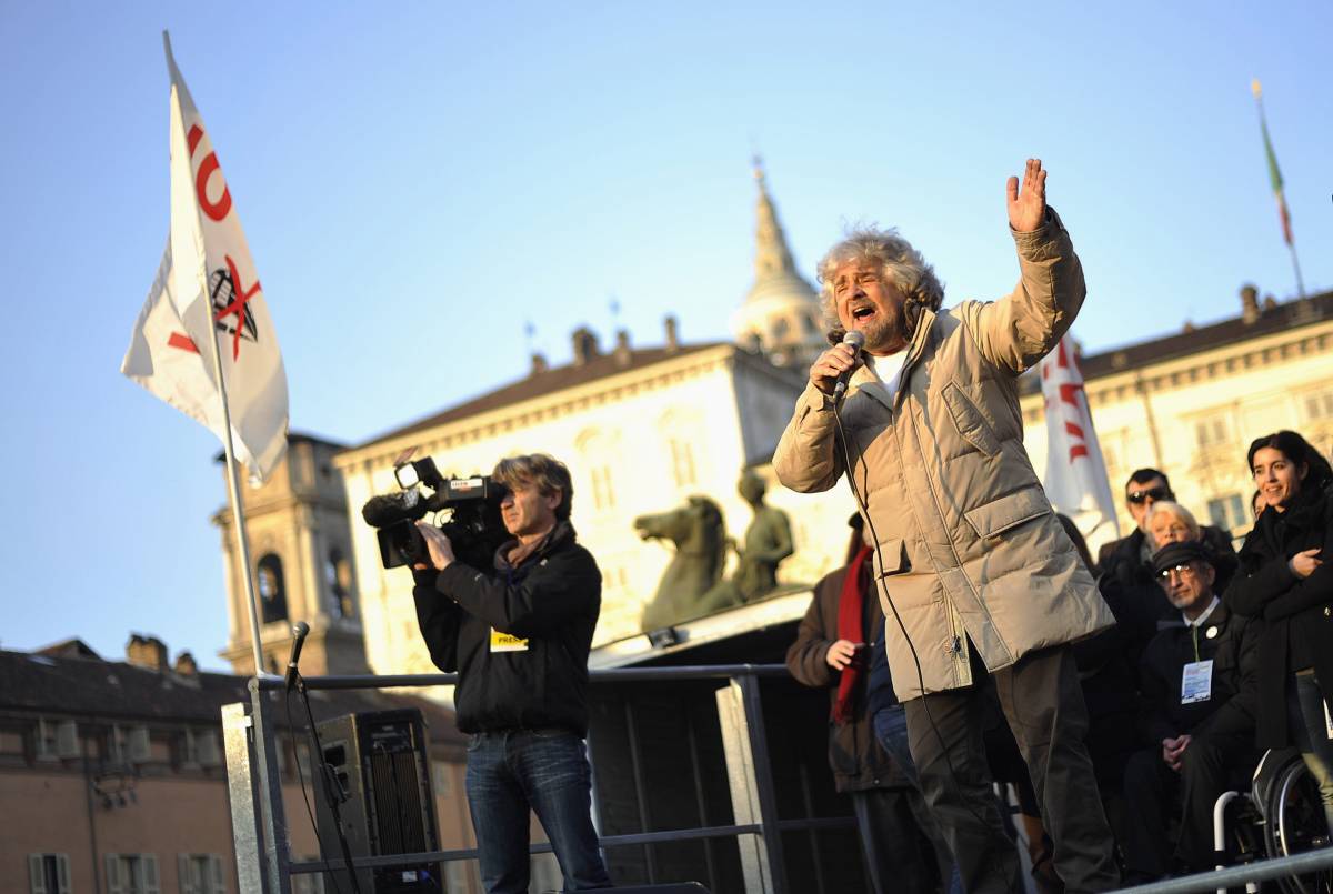 Il comico Beppe Grillo in tour elettorale a Torino