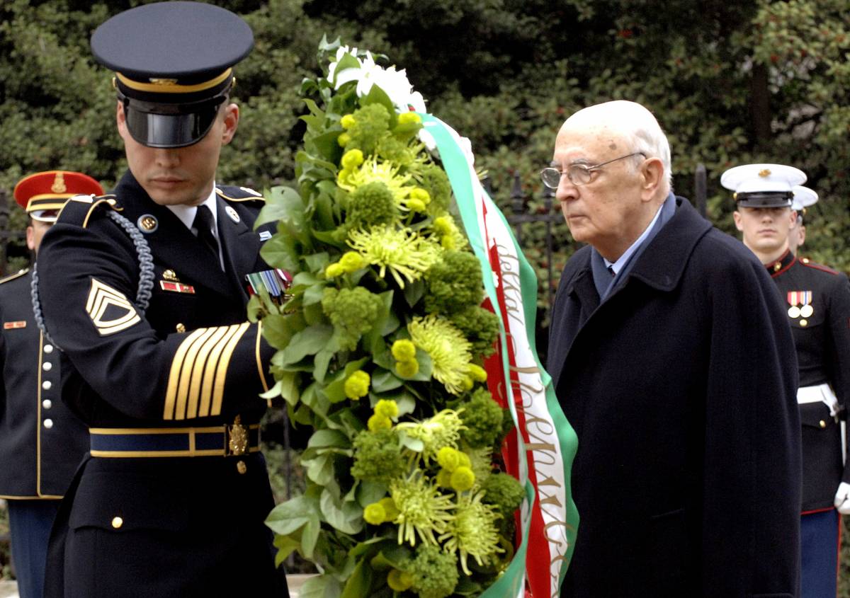 Il presidente della Repubblica Giorgio Napolitano rende omaggio al Milite Ignoto al Cimitero di Arlington