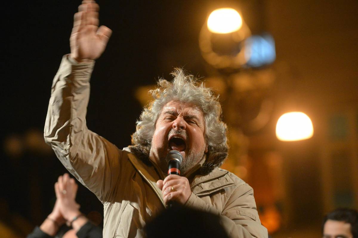 Il leader del Movimento 5 Stelle, Beppe Grillo, durante il comizio a Genova