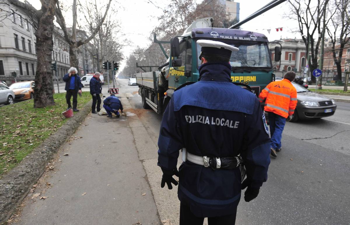 Schianto di notte all'incrocio Muore un agente di polizia