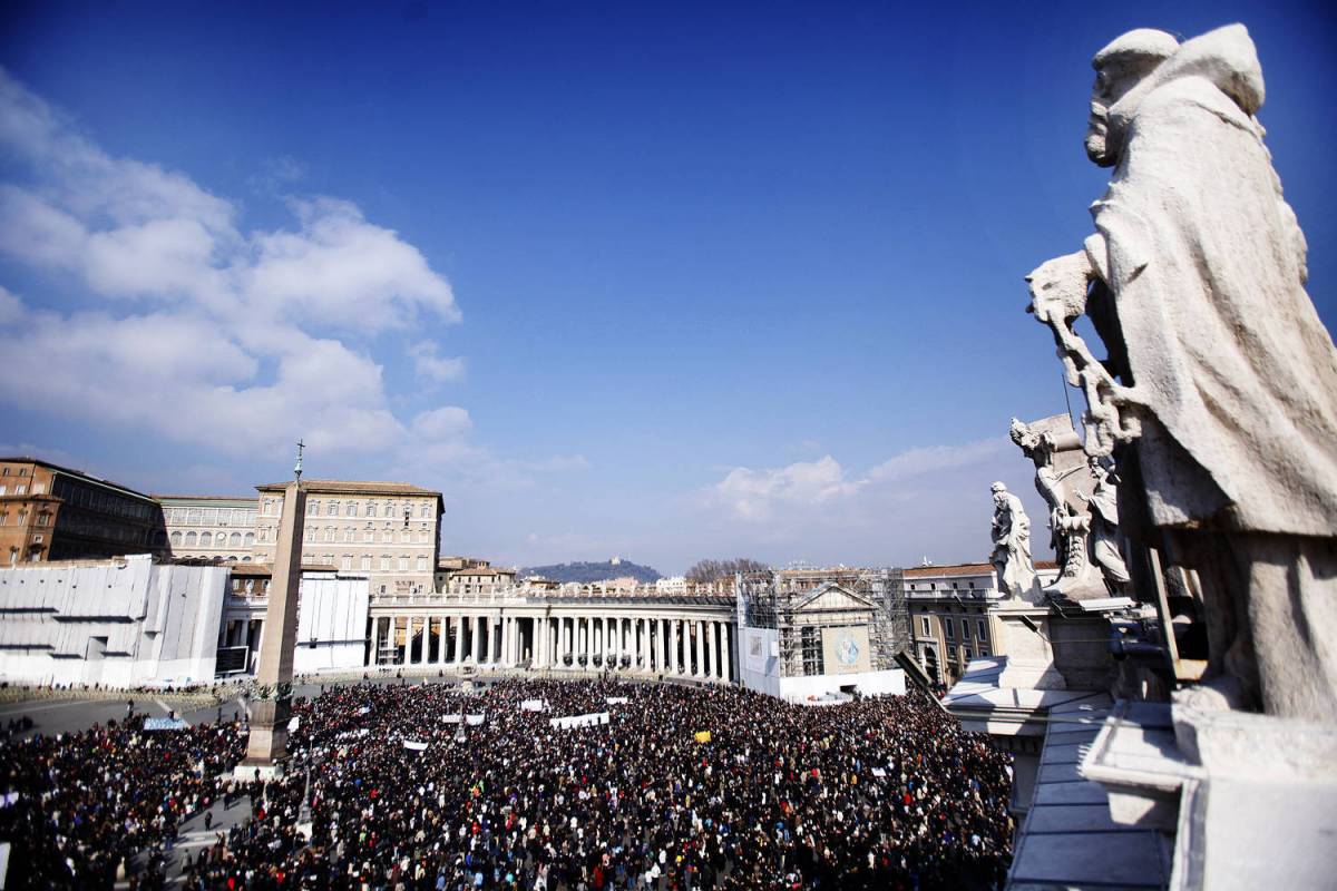 Il Vaticano gremito di fedeli durante l'Angelusa del Papa