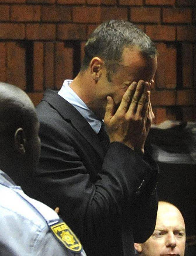 Pistorius piange in tribunale: rischia l'ergastolo