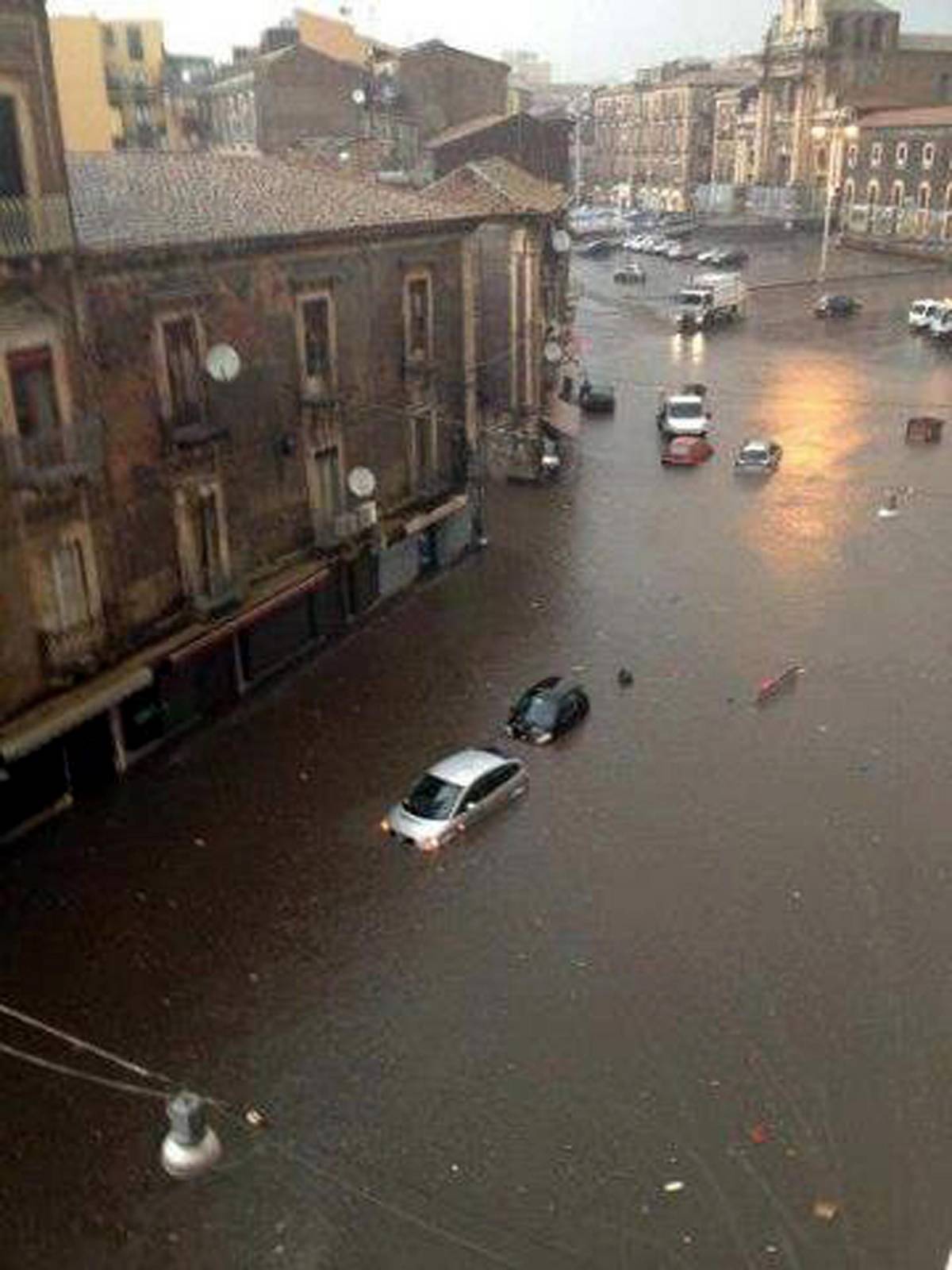 Catania travolta dall'alluvione: nessuno ha lanciato l'allarme