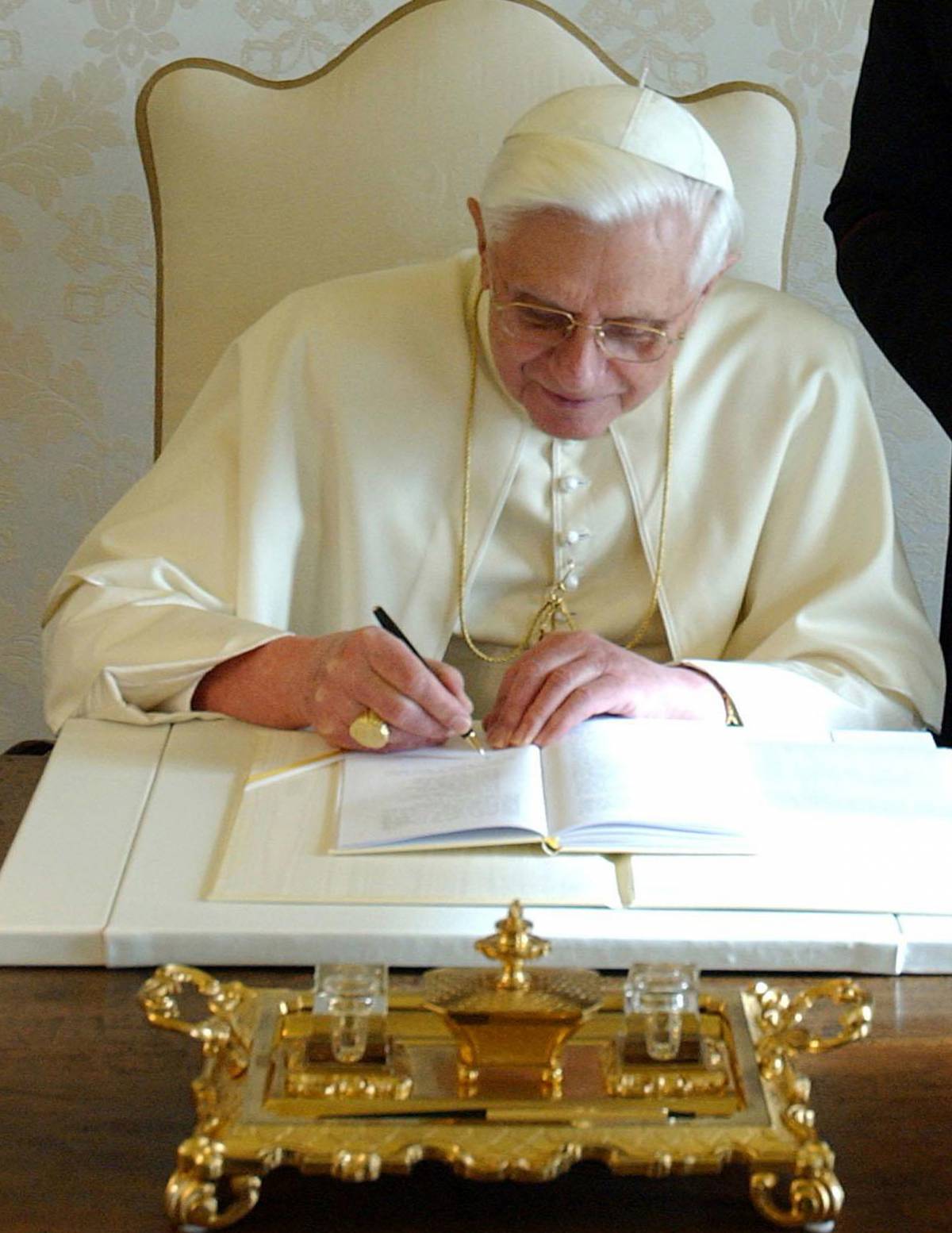 Papa Benedetto XVI nel suo studio