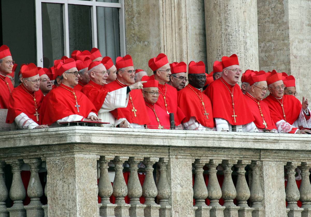 I cardinali affacciati alla Basilica di San Pietro durante la prima apparizione di Papa Benedetto XVl