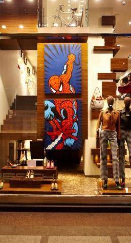 Spiderman buca la vetrina, ed è pienoneMoreschi espone le opere di Burton Morris