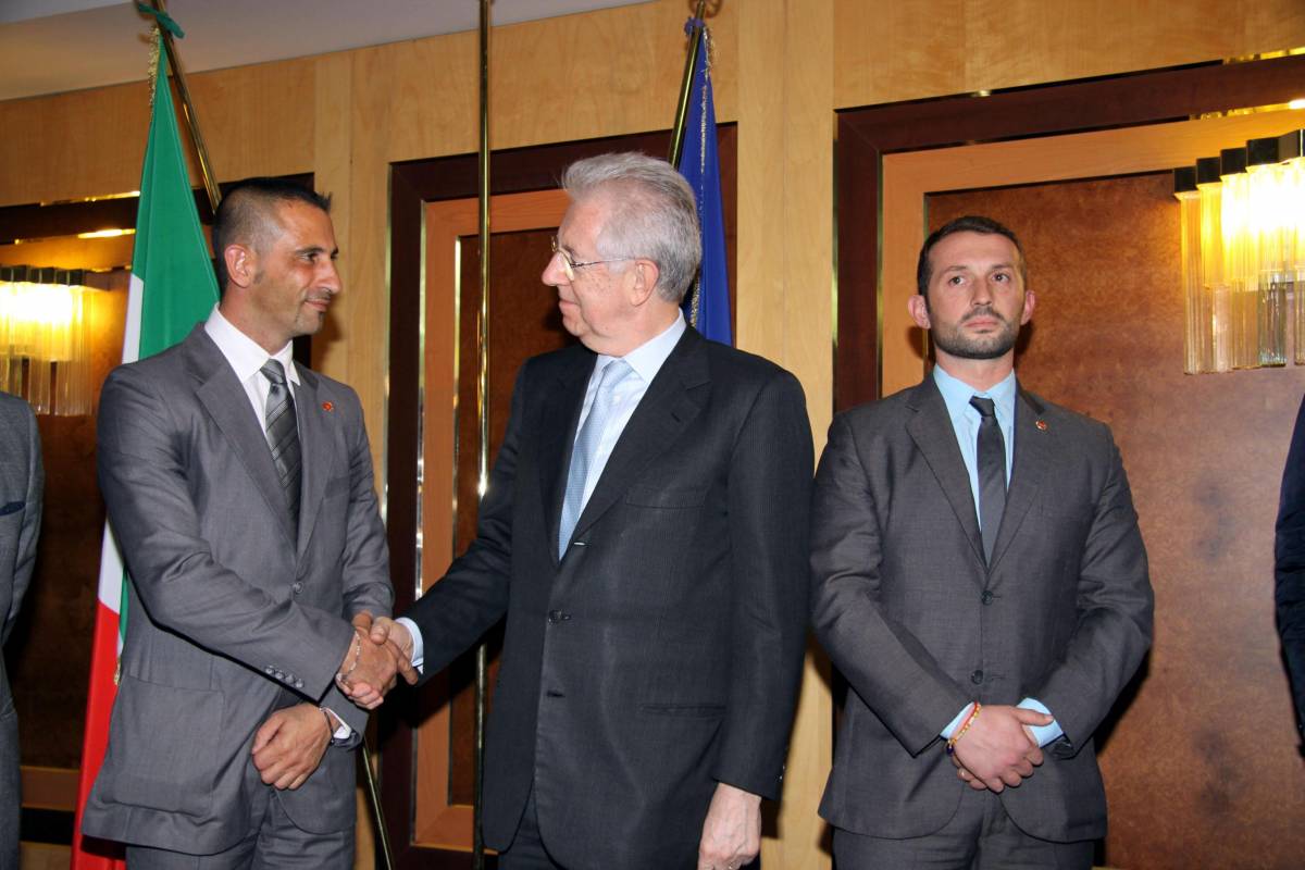 Mario Monti con Massimiliano Latorre e Salvatore Girone