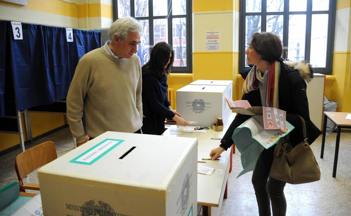 Operazioni di voto nel seggio della scuola di via Rasori a Milano