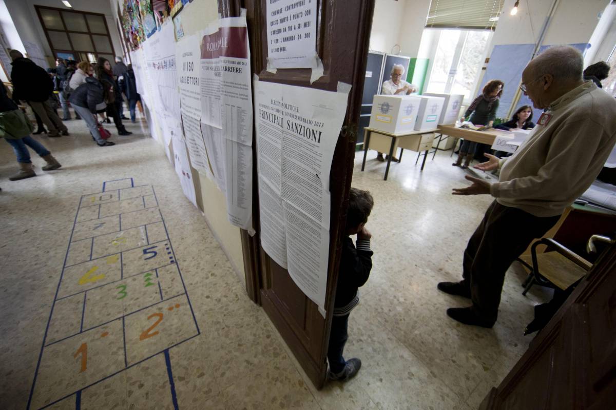 Operazioni di voto in un seggio elettorale a Roma