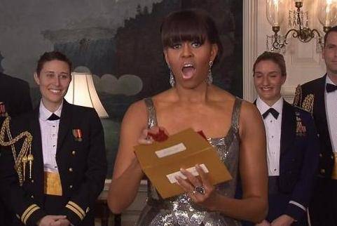 La stella è Michelle Academy in ginocchio davanti agli Obama