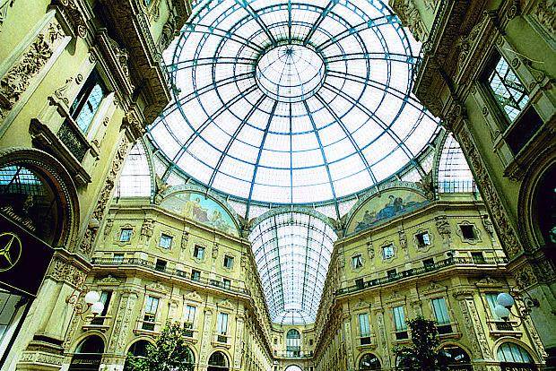 Sostituite cento vetrate della cupola in Galleria