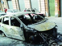 Vandali in azione, incendi  distruggono auto e cassonettiA Cornigliano, Mura dello Zerbino e Albaro