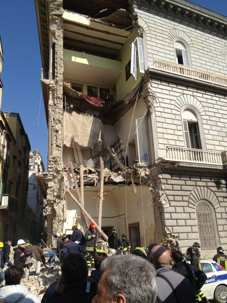 Crolla un palazzo a Napoli "Non ci sono dispersi"