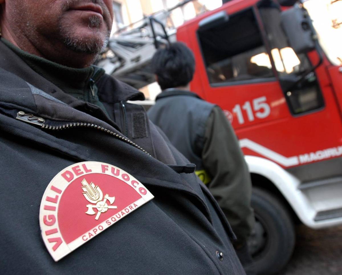 Marocchina si getta dalla finestra Salvata dal telone dei pompieri