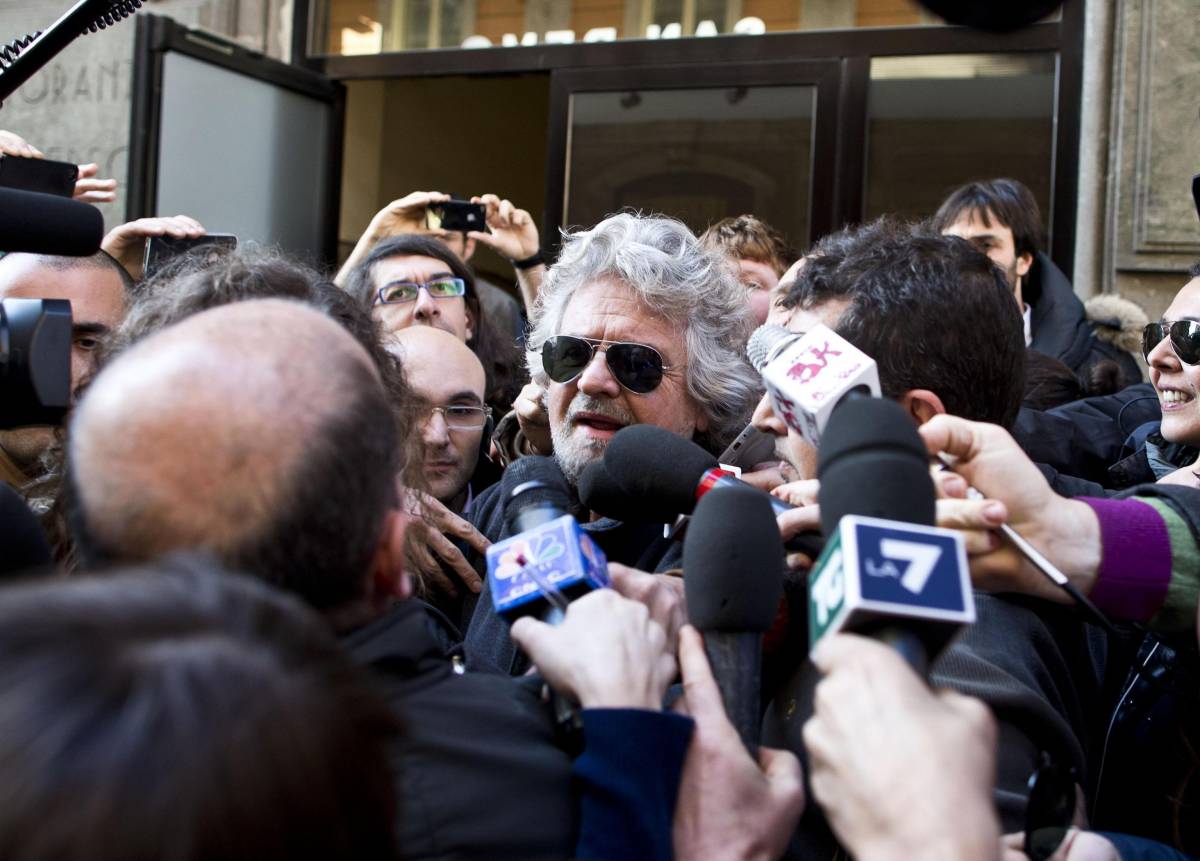 Beppe Grilo lascia l'hotel Universo dopo la riunione con gli eletti del M5S
