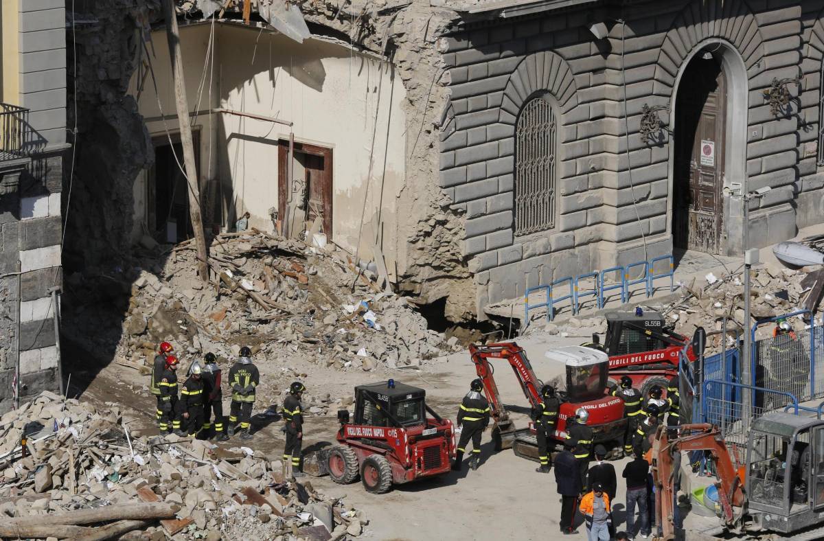 Crolla un palazzo, nessuna vittima E la gente ringrazia San Gennaro