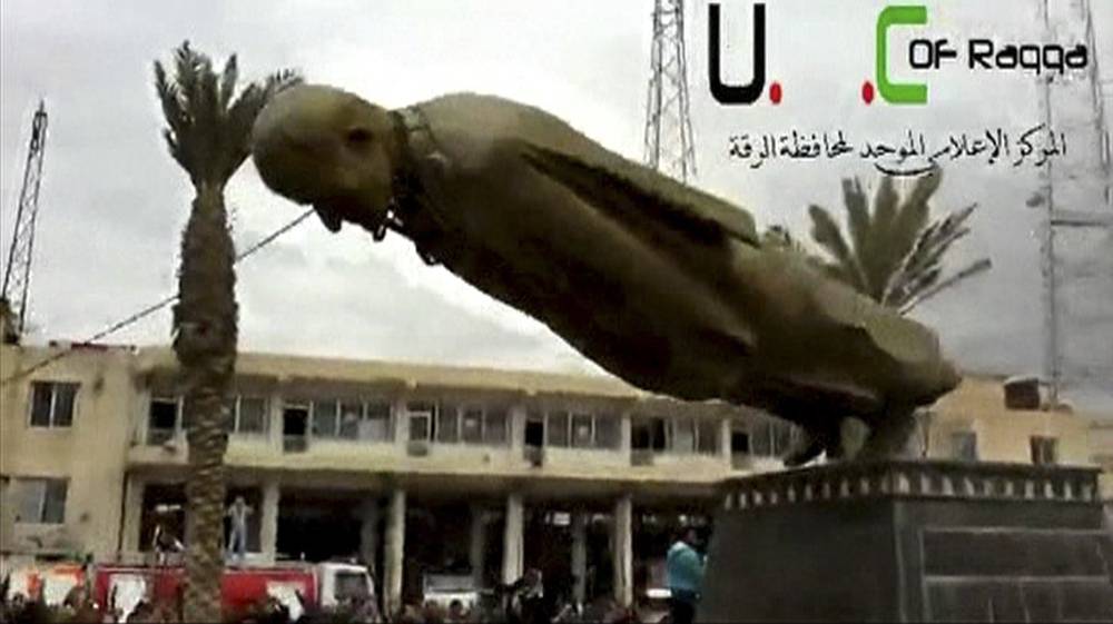 Siria, abbattuta la statua del padre di Assad