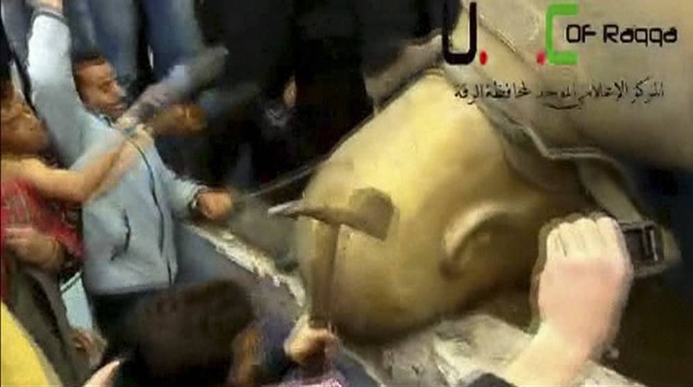 Se la Siria abbatte la statua di Assad