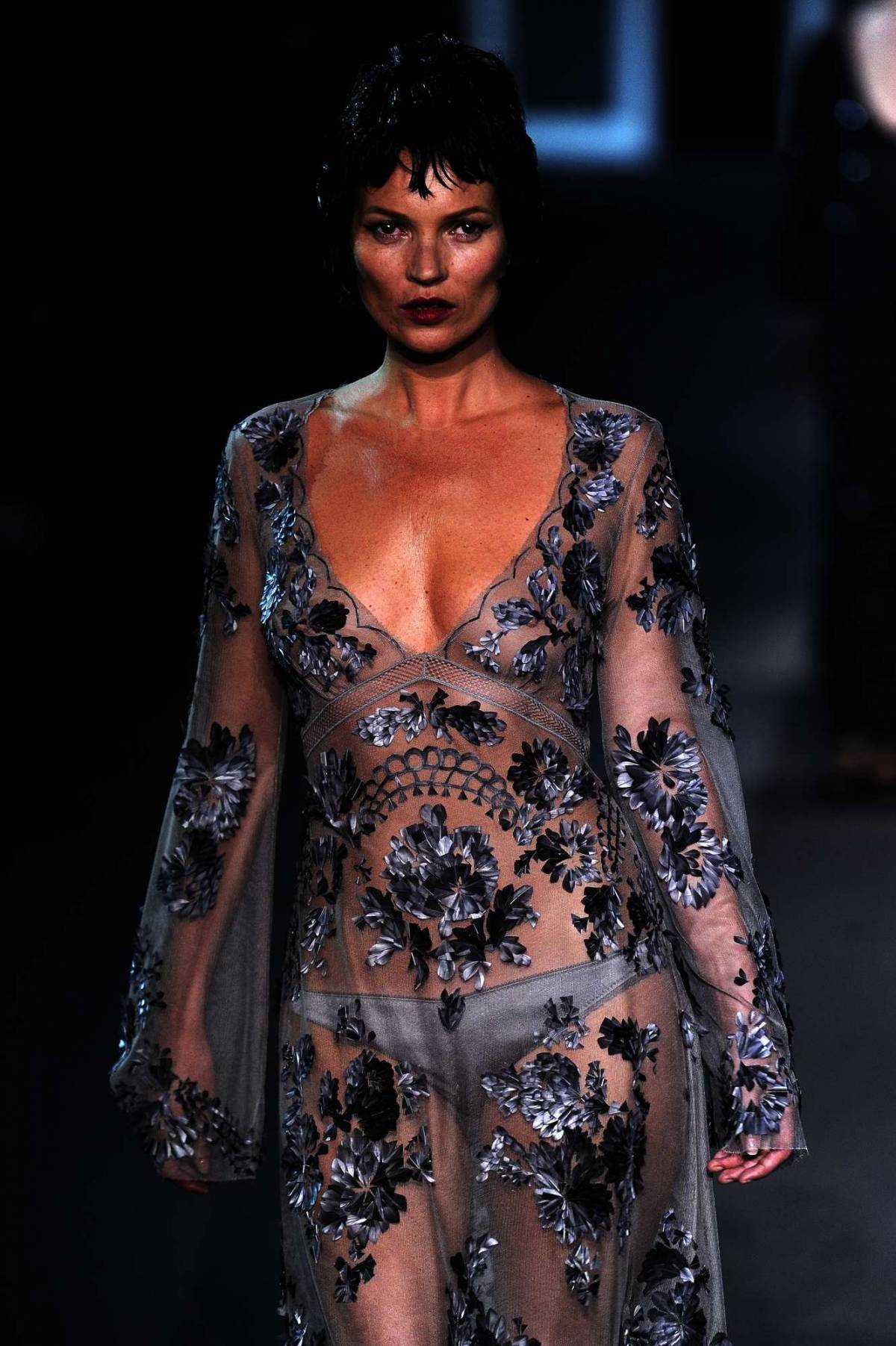 Sfilano le pellicce sui pigiami Vuitton seduce con Kate Moss