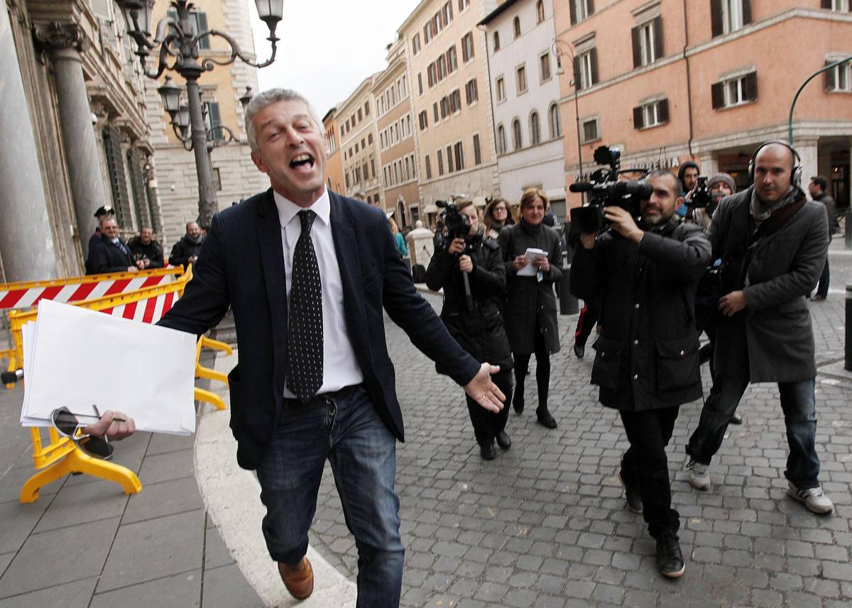 Nicola Morra (M5S) mentre lascia il Senato